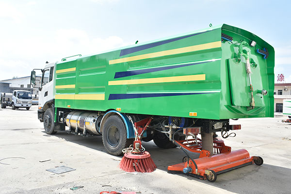 三利吸泥吸水滾掃式洗地車(chē)(天然氣)